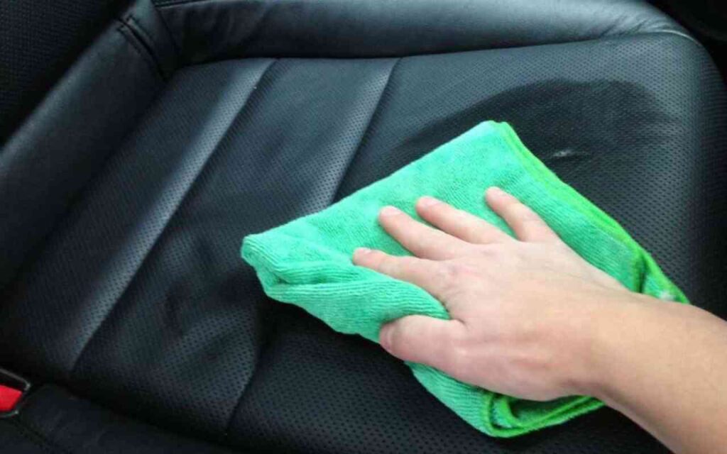 قدم دوم در تمیز کردن صندلی چرم ماشین :‌ تمیز کردن با دستمال میکروفایبر
